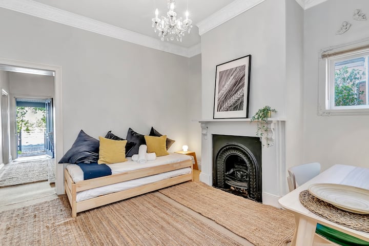 جرب المرونة في منطقة المعيشة الثانية هذه، التي تتضاعف كغرفة نوم أنيقة. سواء كنت تسترخي نهارًا أو تستمتع بالنوم في الليل، فإن هذا المسكن يتكيف مع احتياجاتك مع سرير واحد وتدحرج.