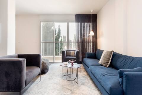 Modern 2BR Apt w Private Parking in City Center