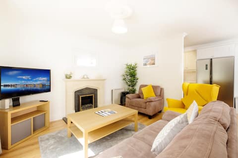 STYLISH & MODERN w/Parking, Sleeps 12, City Centre