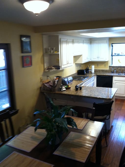 Breakfast/kitchen area