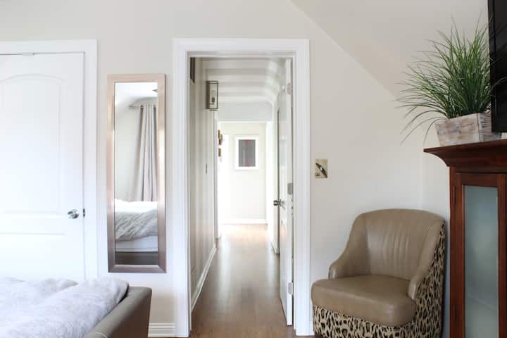 Hoofdslaapkamer met kingsize matras.