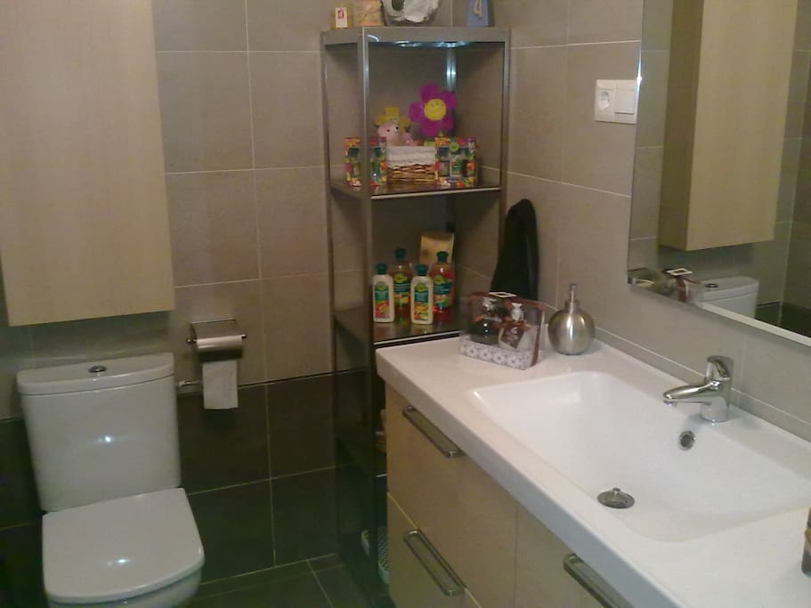 Cuarto de baño en colores tierra