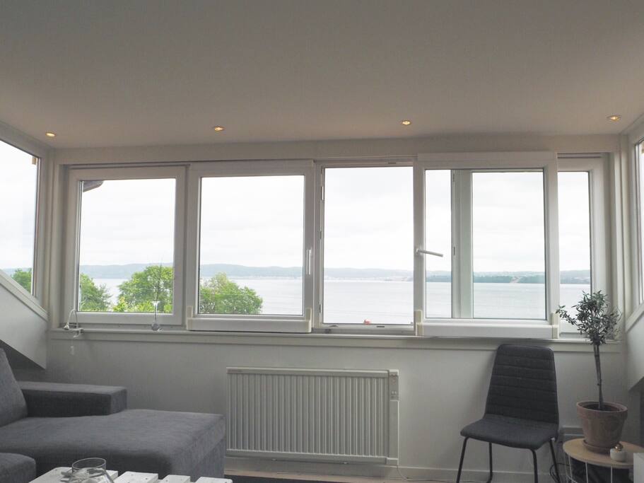 Panoramautsikt över Vättern med skjutbara fönster