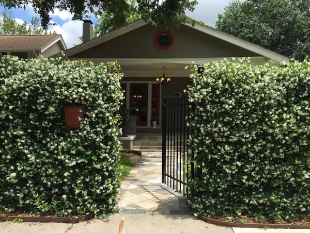 ♡Museum/Montrose Bungalow - Secure Gated Parking♡