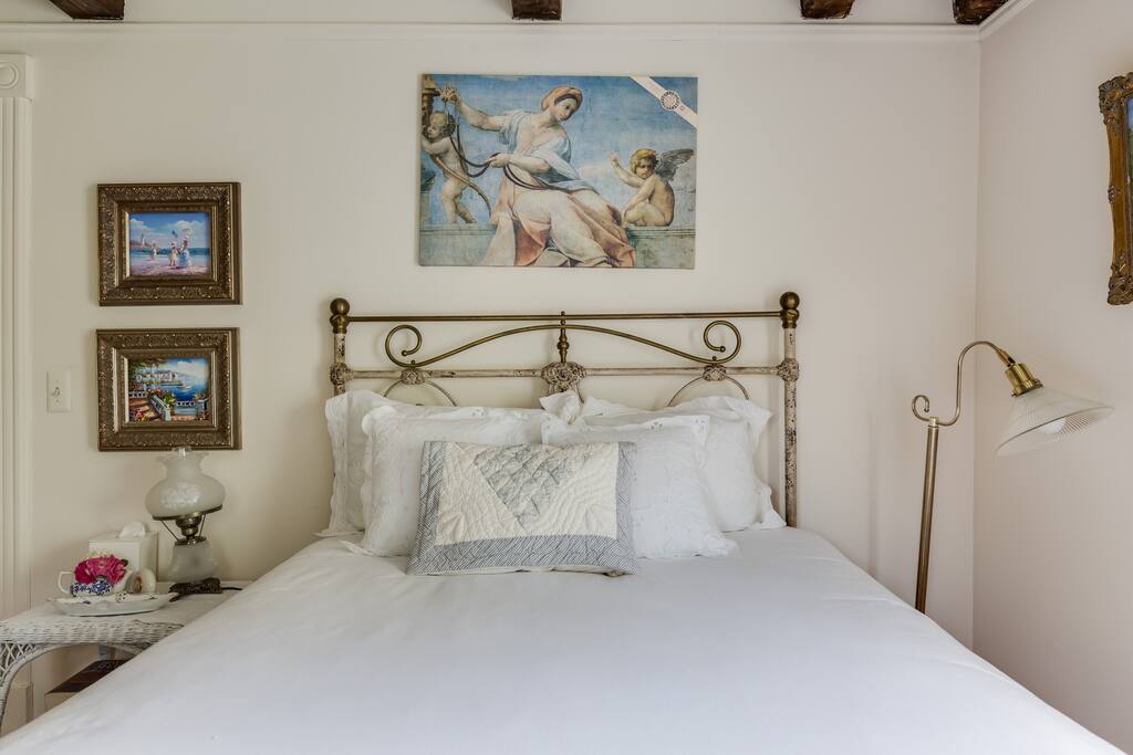 Guest room part of suite