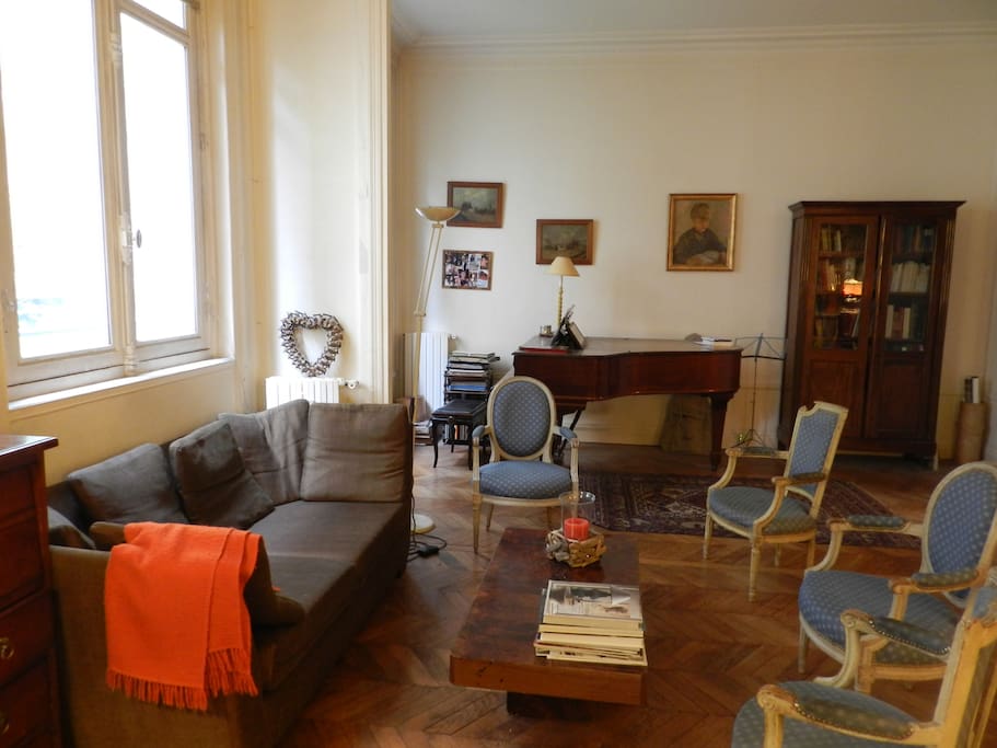 De l'autre côté du salon, coin piano