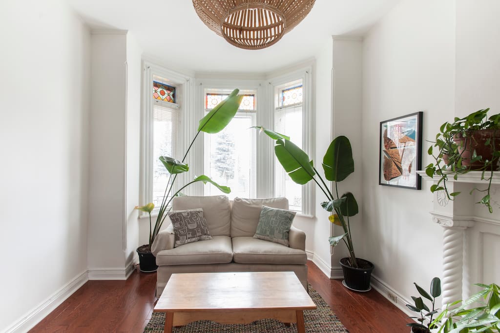 Living room bay window seating