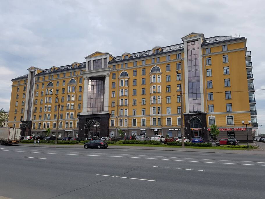 Вид дома с набережной