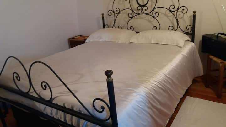 Dhomë dyshe me rrota prej hekuri. Poshtë krevatit katër sirtarë për të mbajtur rrobat.
