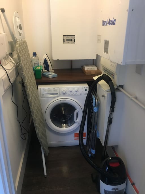 Well equipped utility room (washing machine/dryer)