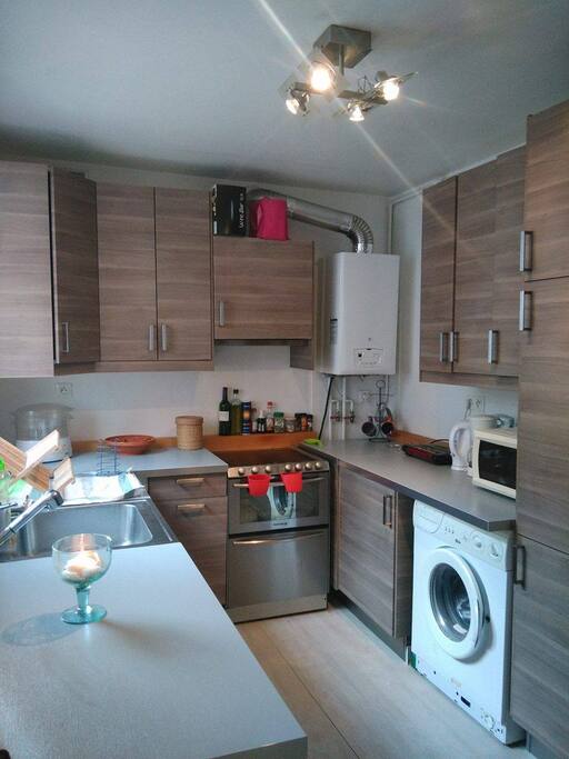 Cuisine entièrement équipé avec un très large plan de travail pour les mordu de cuisine. Équipement: machine à laver le linge, frigo, congélateur, micro onde, cafetière, bouilloir, grille pain, plaques chauffantes électriques, four, lave vaisselle 2 personnes ...