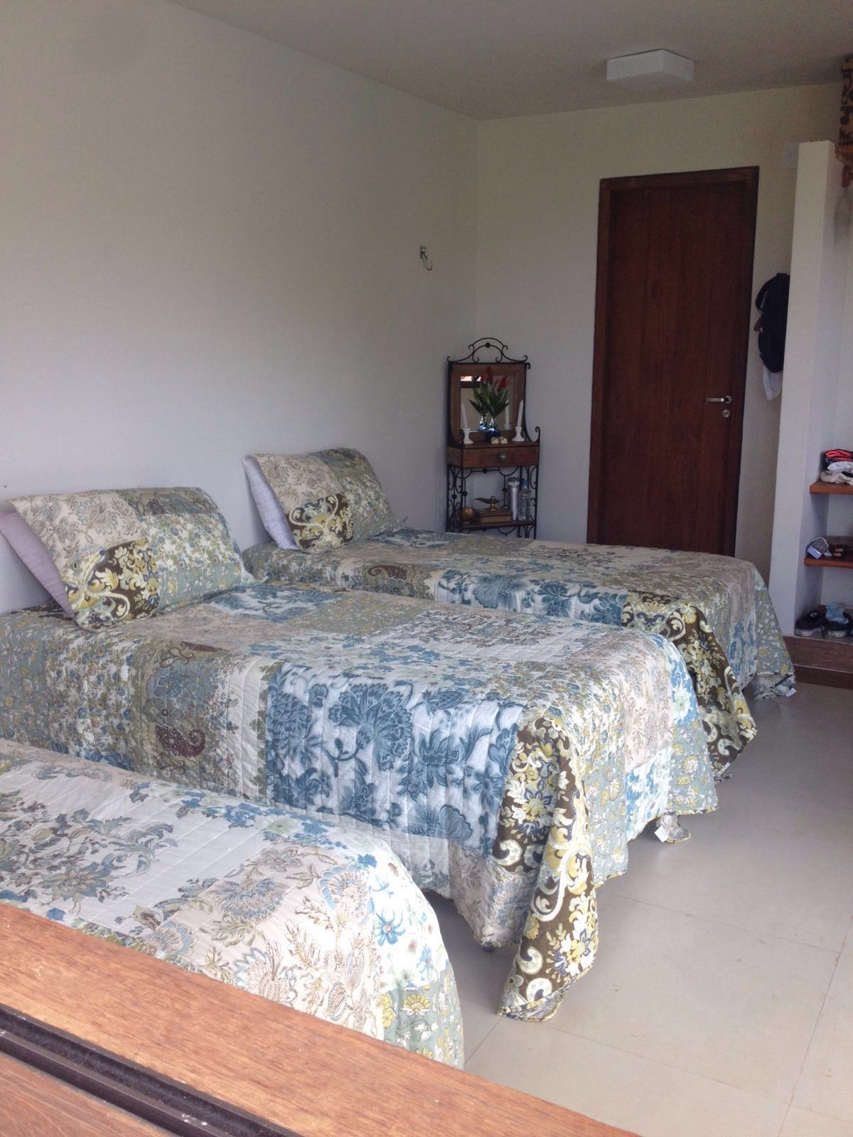 غرفة في الطابق الأرضي ، 3 أسرّة فردية مع سرير مزدوج