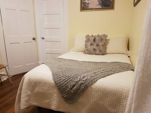 *THE ROOM IS PRIVATE. HUNGRY FOR A KITCHEN ?*