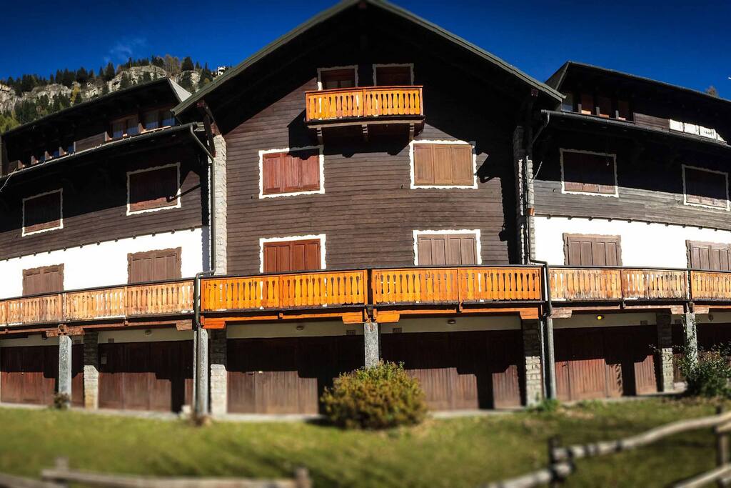 Vista casa in autunno