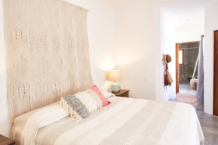 Casita trasera con cama tamaño king y dos camas individuales.