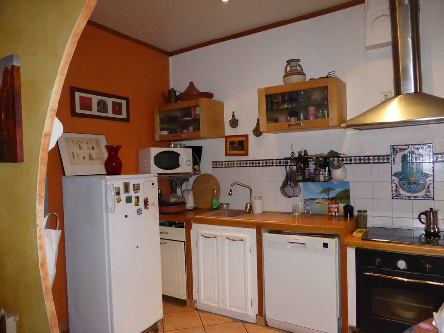 cuisine équipée avec porte fenêtre sur la terrasse