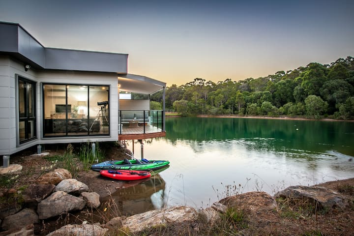 Maison du Lac – house on lake, close to town