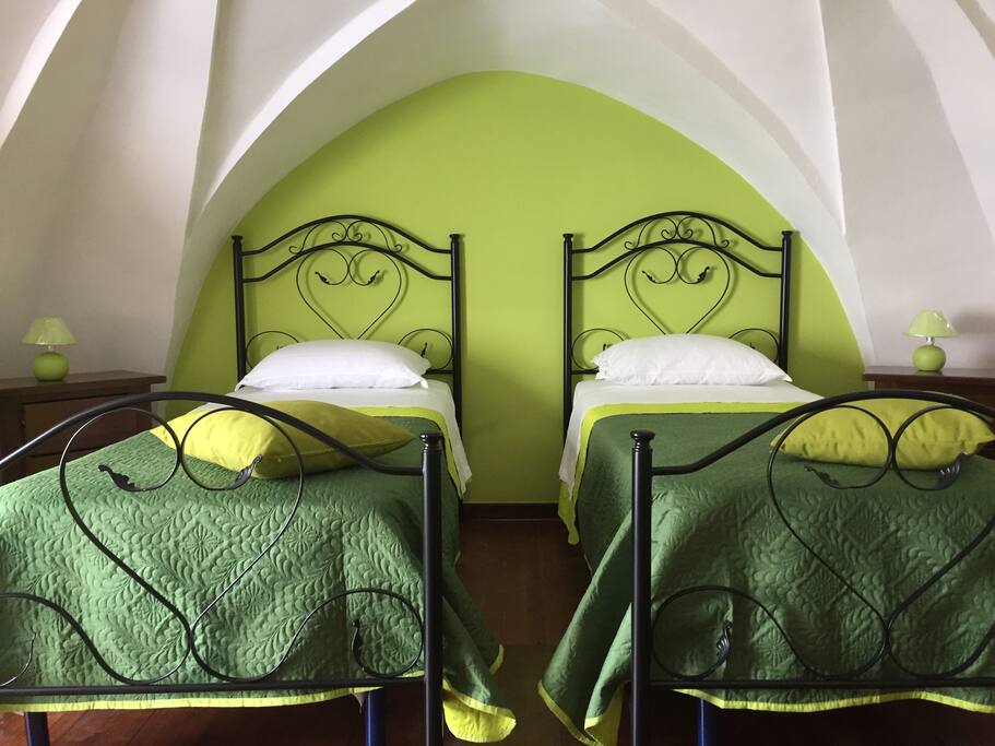 Soppalco con Camera da letto in arte povera, volte a stella.