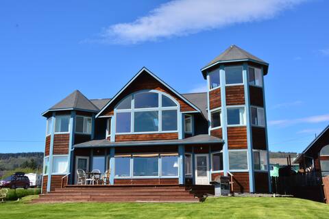 Seaside Lodge In Heart of Town with View