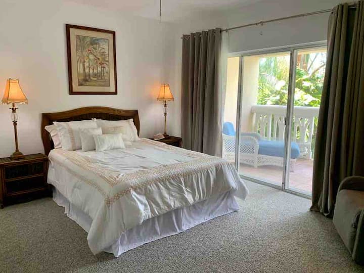 Esta suite tiene una cama queen.