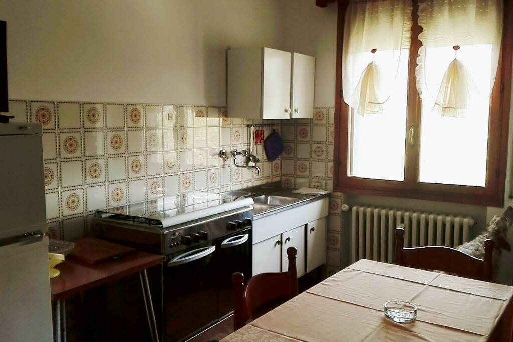 cucina completa di: frigo, freezer, forno e gas.