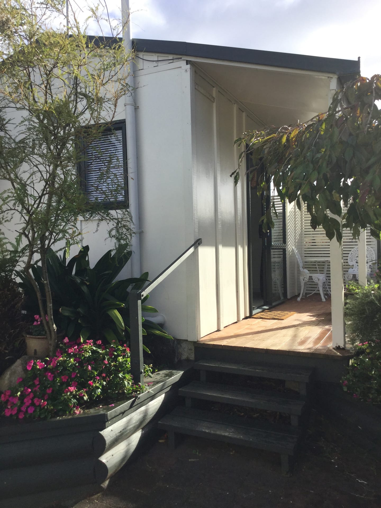 Little Montrose - A Sunny, Quiet Garden Studio. 2
