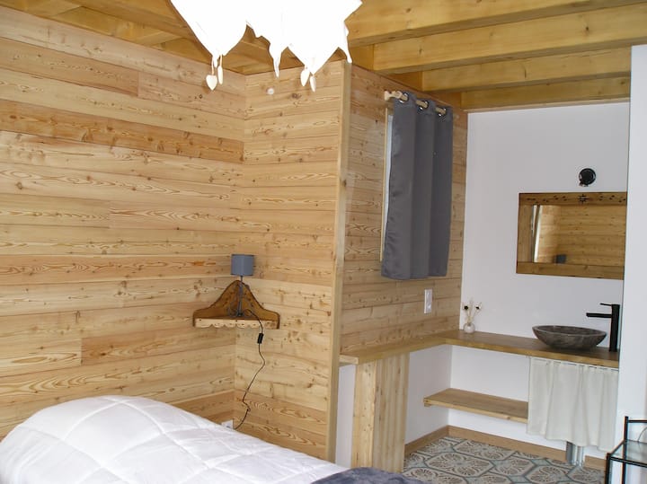 Dormitorio de 15 m2 con 2 camas individuales o king size y 1 litera.