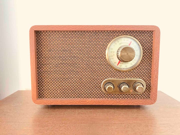 Retro rádio s Bluetooth. Zahrajte si svoju obľúbenú hudbu.