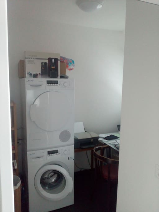 Waschmaschine und Trockner im Loft vorhanden