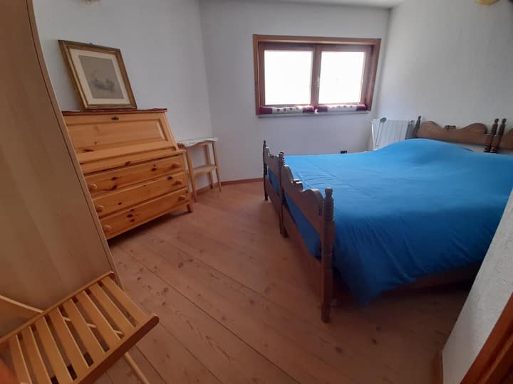 غرفة مزدوجة في الطابق السفلي مع إمكانية الوصول المباشر إلى الحمام الثاني/غرفة مزدوجة في الطابق السفلي (الغرفة 4)