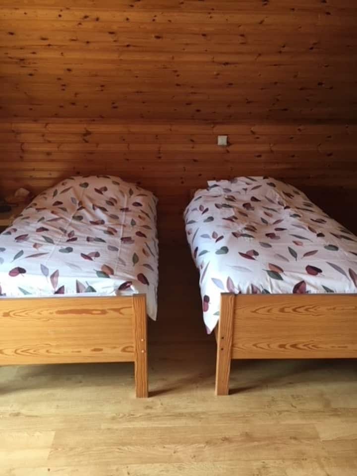 2 x 1 person dhomë gjumi kati i parë