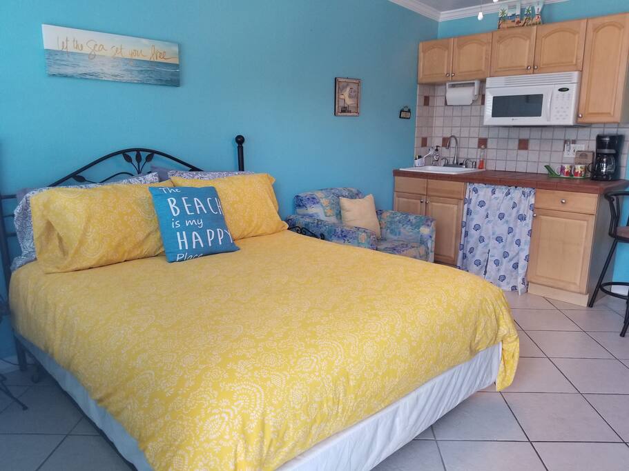 queen bed..extra pillows..arm chair