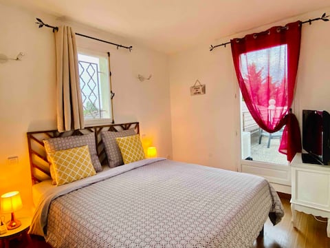 Independent T2 attic in shared villa