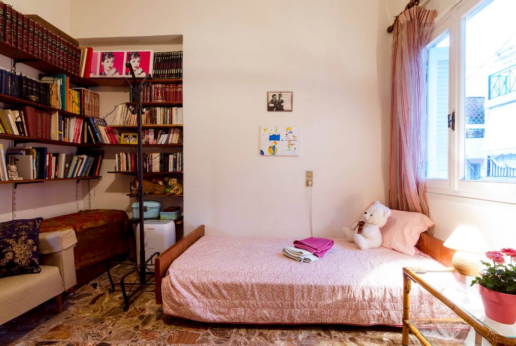 The single bedroom.