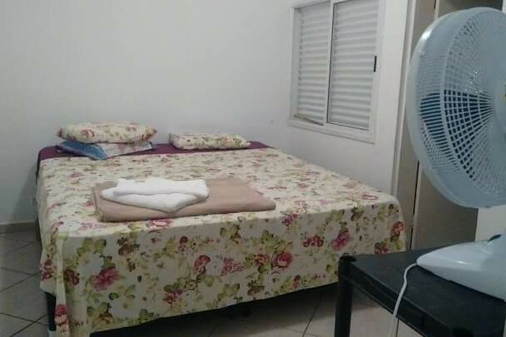 Quarto Suite, cama King Size, enorme 3 adultos conseguem dormir confortavelmente, janela no quarto, banheiro com chuveiro elétrico e janela. 1 ar condicionado móvel e 1 ventilador.