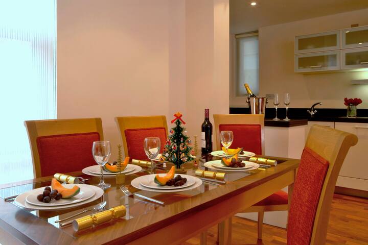 Large 2-bedroom flat -Canary Wharf up to 6 guests gallery image 3