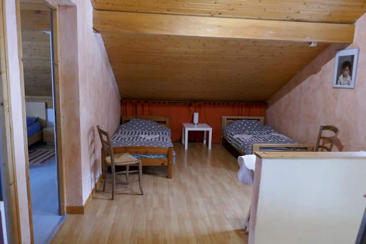 Habitación 4 abierta a la zona de lectura y escalera