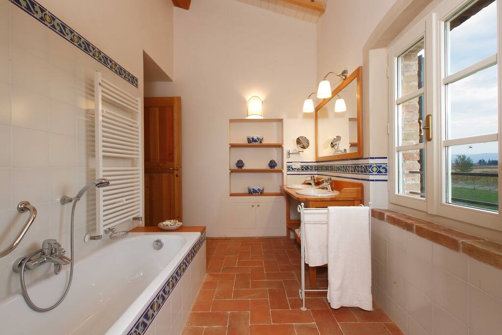 Bagno con doccia, vasca e bidet