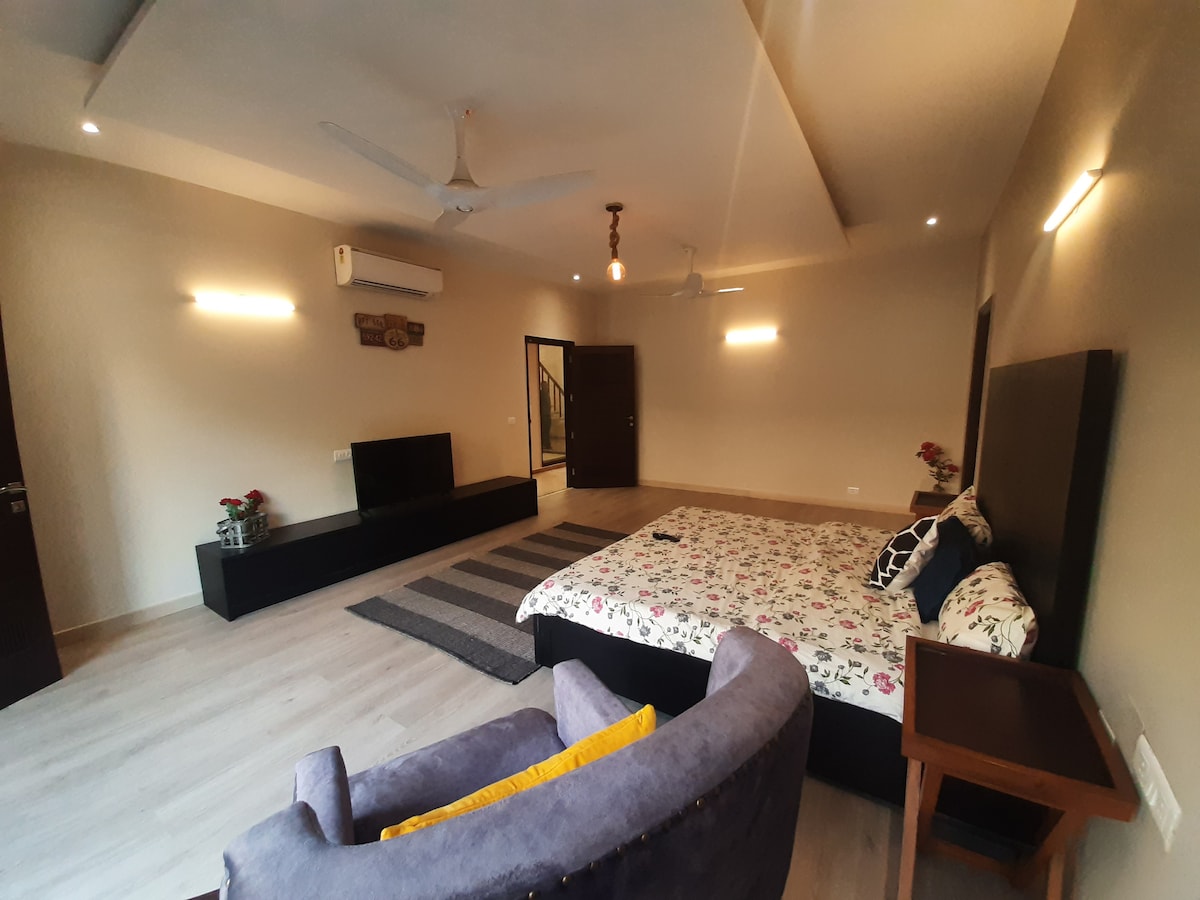 חדר שינה בקומה הראשונה (זווית נוספת)