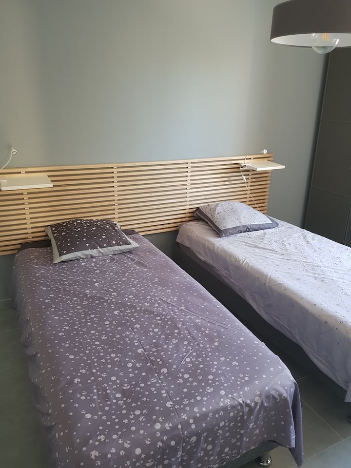 Habitación con aire acondicionado. Armario, cómoda y TV.