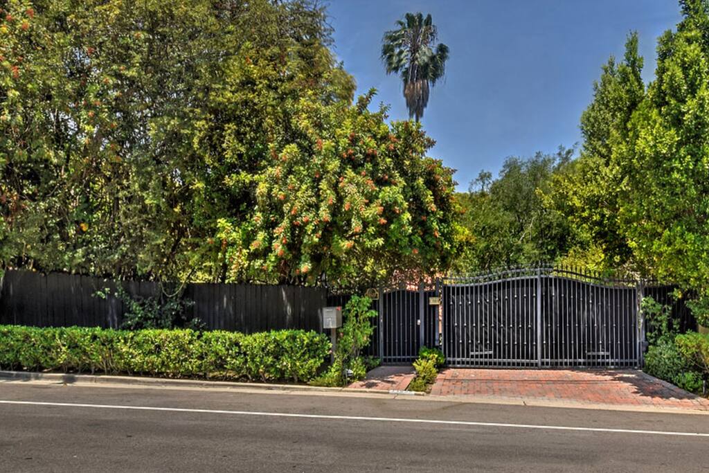 Pedestrian & Drive-Through Security Gates