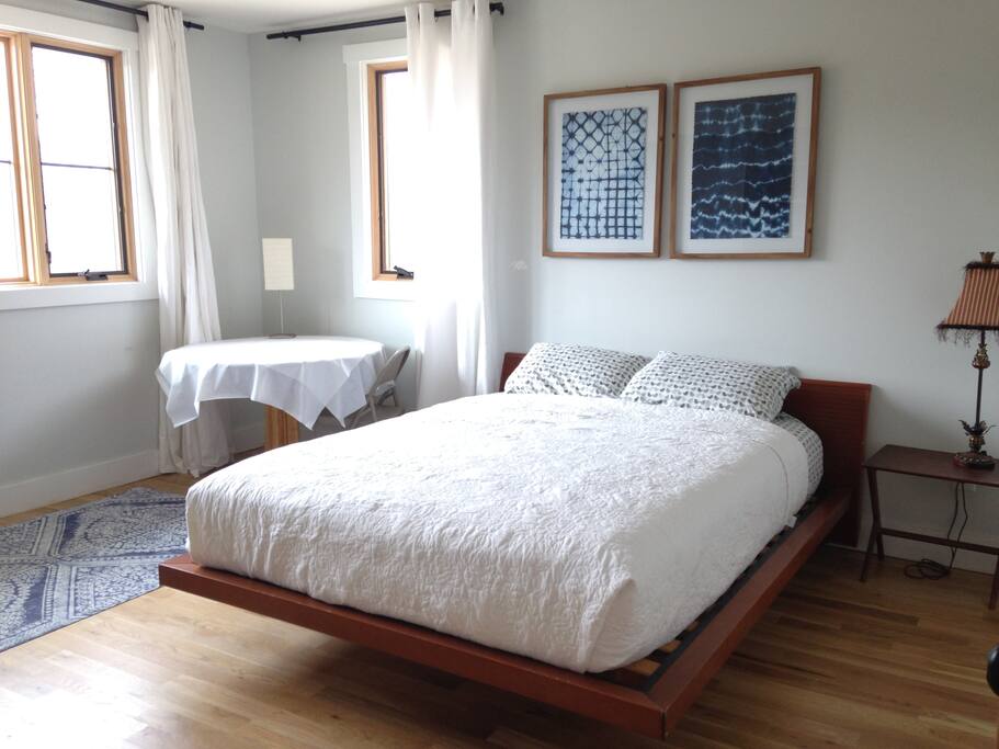Immaculate sun-filled room, platform bed and cotton bedding.