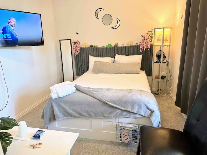 The room with a lamp and USB port, a mobile TV with Netflix, and Spotify.  Bath towels and a nice bed. Books and games para divertirse. When you leave, remember to unplug the appliances without using and turn off the lights, please