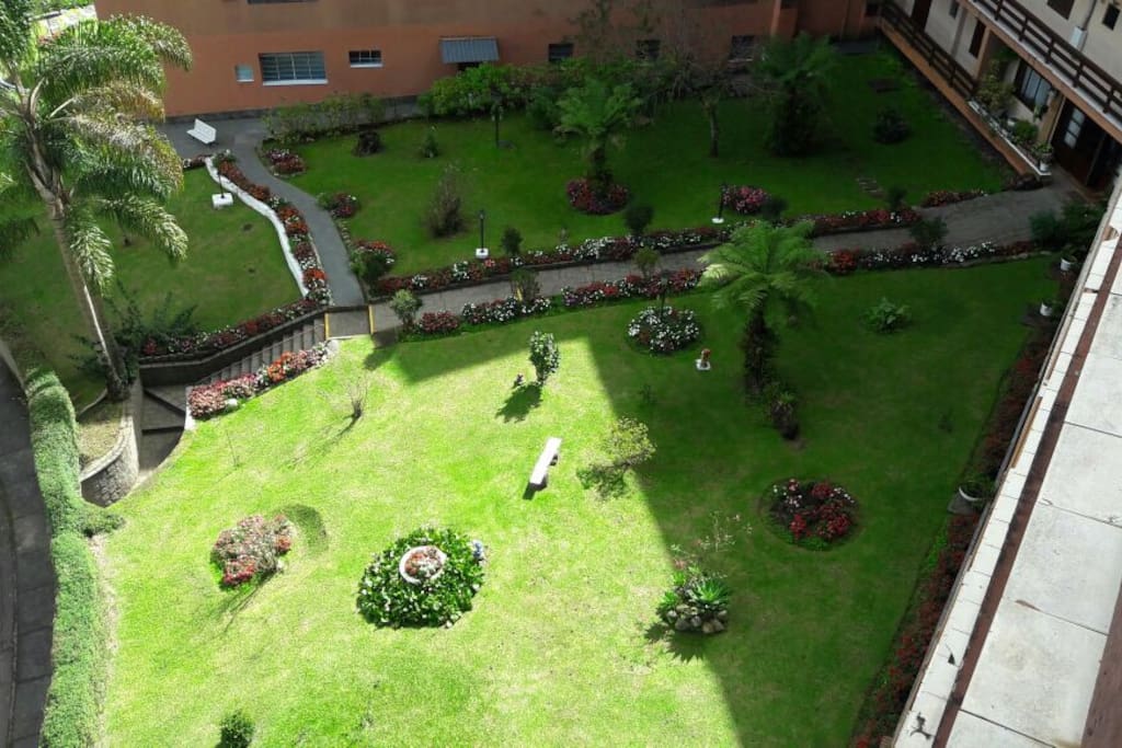 Maravilhoso jardim que ladeia o prédio