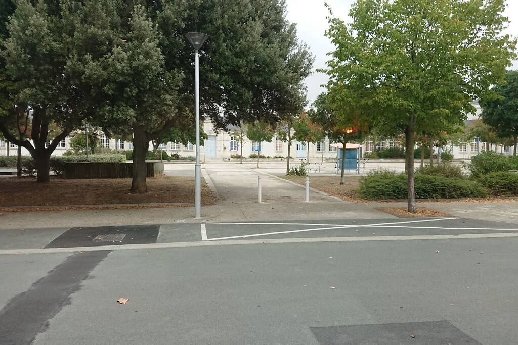 Vue depuis le rez-de-chaussée sur le square arboré et calme
