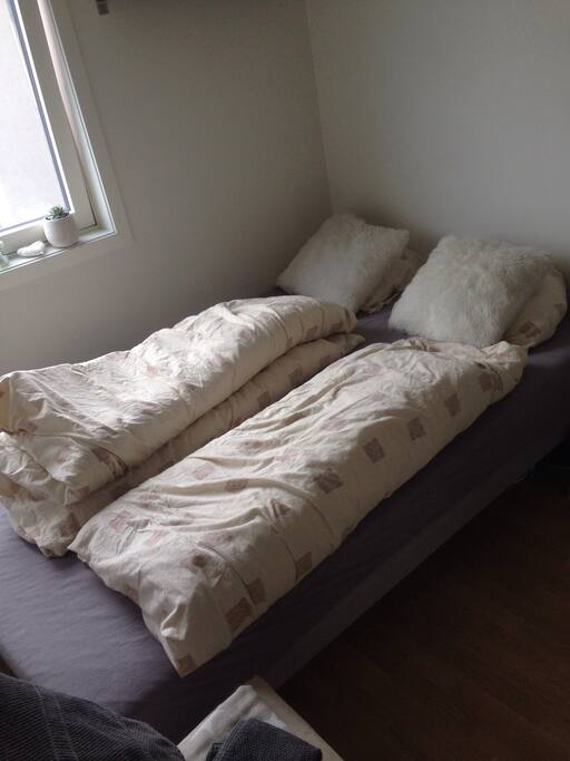 Bed, With two dunes and pillows