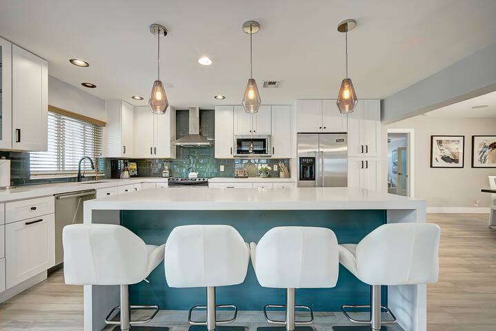 Heated Pool, 4 BR, Walk to Beach & Restaurants! gallery image 5