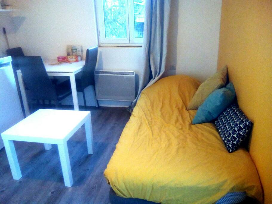 La pièce principale avec un lit 90x200cm