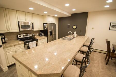 Spacious Condo - Front Door Shuttle to the Slopes!