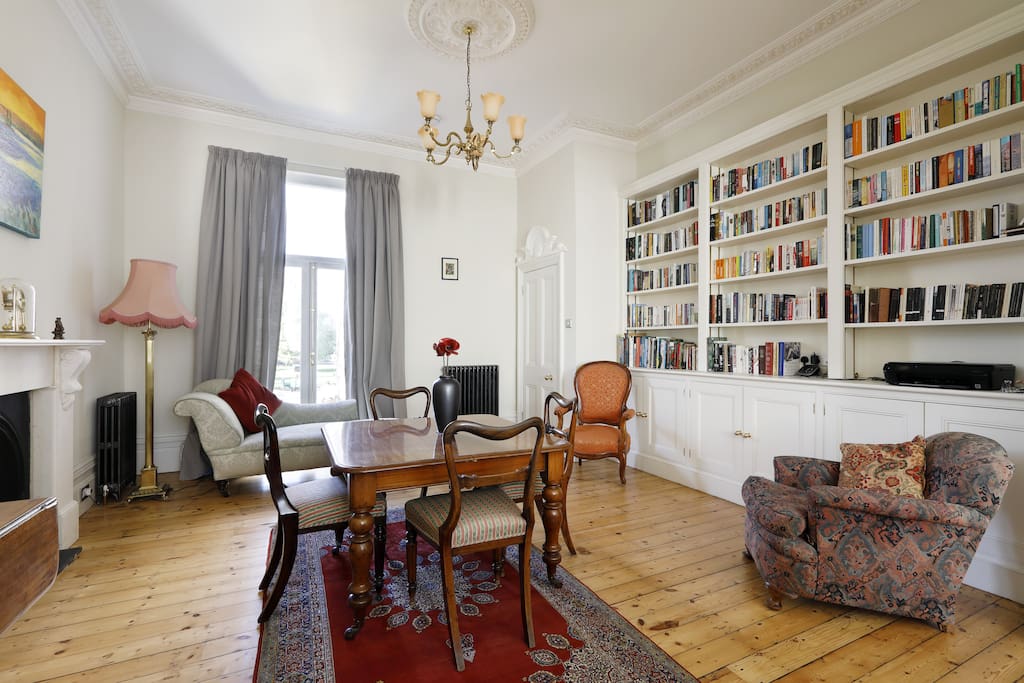 Dual aspect reception room